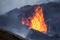 Gros plan Éruption du volcan Fagradalsfjall en Islande entre des nuages de fumée — Photo de stock