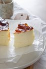 Leckere Scheiben gebackenen Käsekuchens auf einem Teller serviert — Stockfoto