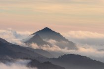 Захватывающие дух пейзажи горных вершин, покрытых облаками под красочным солнцем в Национальном парке Сьерра-де-Гуадарама — стоковое фото
