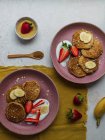 Teller von oben mit Bananen-Pfannkuchen und ein paar Erdbeeren — Stockfoto