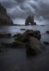 Herrlicher Blick auf raue Felsen am Strand von Portizuelo unter bewölktem Himmel an einem bewölkten Tag in Asturien — Stockfoto