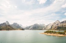 Nice landscape of a huge river surrounded by mountains on a cloudy day — Stock Photo