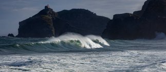 Vista pitoresca do Mar Cantábrico com ondas rápidas contra montes em Bakio, na província da Biscaia Espanha — Fotografia de Stock