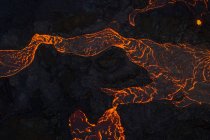 Desde arriba el magma del volcán corre en forma de ríos de lava a través del suelo en Islandia - foto de stock