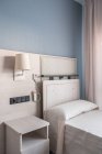 Schwesternrufsystem mit Notrufknöpfen in Bettnähe in minimalistischem Krankenhausinnenraum installiert — Stockfoto