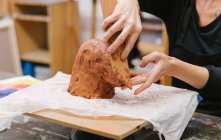 Coltiva ceramista femminile irriconoscibile utilizzando argilla e creando terracotta fatta a mano in studio d'arte — Foto stock