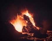 Primer plano Volcán Fagradalsfjall en erupción en Islandia entre nubes de humo - foto de stock