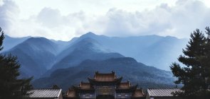 Teil des geschwungenen Daches eines alten buddhistischen Tempels in den Bergen von Yunnan — Stockfoto