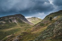 Paisaje del valle de Aran con majestuosas colinas verdes y gris oscuro cielo sombrío por encima - foto de stock
