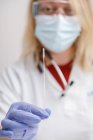 Medico femminile che si prepara a fare un test PCR — Foto stock