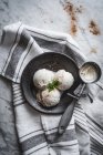 Vista superior de gelato saboroso com folhas de hortelã fresca e canela em pó no topo perto scooper na toalha — Fotografia de Stock