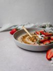 Gros plan d'une délicieuse assiette de bouillie de fraise sur une table dans la cuisine — Photo de stock