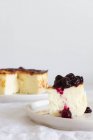 Deliciosas fatias de cheesecake assado coberto com geléia de baga servido em um prato — Fotografia de Stock