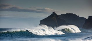 Pintoresca vista del mar Cantábrico con olas rápidas contra los montes en Bakio en la provincia de Vizcaya España - foto de stock