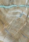Текстура макрофотографии узоров и цветов в куске окаменелого дерева (виды Woodworthia) из формации Чинле в Аризоне; прибл. 225 миллионов лет — стоковое фото