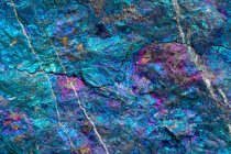 Textur Makrofotografie von Pfauenerz (mit Säure behandeltem Chalcopyrit) aus Mexiko; einem Kupfererz — Stockfoto