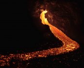Von oben fließt das Magma des Vulkans in Form von Lavaflüssen über den Boden in Island — Stockfoto