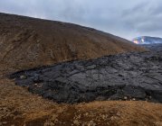 Close-up rios magma solidificados do vulcão Fagradalsfjall na Islândia em um dia nublado — Fotografia de Stock
