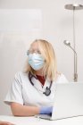 Medico donna che assiste un paziente nel suo studio medico — Foto stock