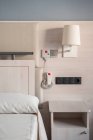 Notrufsystem mit Notrufknöpfen in der Nähe des Bettes im Krankenzimmer installiert — Stockfoto