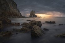 Magnifica vista di rocce grezze sulla spiaggia di Portizuelo sotto il cielo nuvoloso nella giornata nuvolosa nelle Asturie — Foto stock