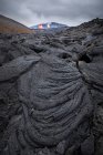 Крупным планом затвердевшие реки магмы вулкана Фаградальсфьолл в Исландии в пасмурный день — стоковое фото