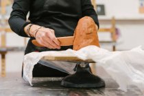 Coltiva ceramista femminile irriconoscibile utilizzando argilla e creando terracotta fatta a mano in studio d'arte — Foto stock