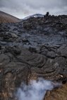 Primer plano solidificado ríos magma del volcán Fagradalsfjall en Islandia en un día nublado - foto de stock