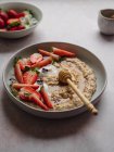 Primo piano di un delizioso piatto di porridge di fragole su un tavolo in cucina — Foto stock