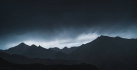 Paysage de la vallée d'Aran avec des collines verdoyantes majestueuses et un ciel sombre et gris sombre au-dessus — Photo de stock