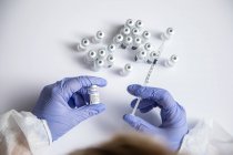 Anonyme Ärztin mit Impfflasche und Spritze — Stockfoto