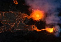 Виривається з вулканічної ями магма і тече, як річки лави над землею в Ісландії. — стокове фото