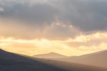 Vista maestosa della cima della montagna sotto il cielo nuvoloso al tramonto in serata nel Parco Nazionale della Sierra de Guadarrama — Foto stock