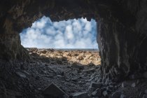 Caverna rochosa áspera em pedra Praia Campiecho sob o céu azul no dia ensolarado em Astúrias — Fotografia de Stock
