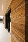 Moderne Gebäudefassade mit rechteckigem Ornament an Holzwand — Stockfoto