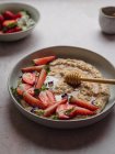 Primo piano di un delizioso piatto di porridge di fragole su un tavolo in cucina — Foto stock