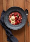 Vista superior de saborosas metades de morango inflamado com sorvete de baunilha em placa na mesa de madeira — Fotografia de Stock