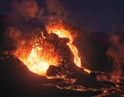 Close-up Vulcão Fagradalsfjall em erupção na Islândia entre nuvens de fumaça — Fotografia de Stock