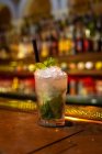 Beau cocktail de mojito professionnel décoré de feuilles de menthe dans le bar — Photo de stock