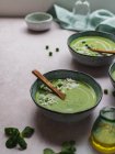Dall'alto di deliziosa zuppa di crema di piselli in ciotole servite sul tavolo — Foto stock