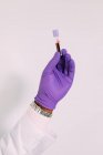 Ernte anonymer Arzt im medizinischen Handschuh demonstriert Reagenzglas mit Blutprobe auf weißem Hintergrund — Stockfoto