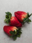 Vue de dessus de la récolte de tas de fraises fraîches servies sur la table dans la cuisine — Photo de stock