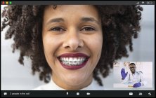 Crop fröhliche afroamerikanische Patientin mit Zahnspange lächelt in die Kamera, während im Gespräch mit männlichen Arzt winkende Hand während Video-Chat — Stockfoto
