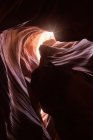Paysage pittoresque de canyon étroit et profond illuminé par la lumière du jour placé dans Antelope Canyon en Amérique — Photo de stock
