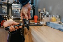 Ernte gesichtsloser Barista steht am Tisch und bereitet frischen aromatischen Kaffee zu, während er tagsüber in der Cafeteria arbeitet — Stockfoto
