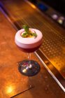 Ausgeklügelter Cocktail aus Wodka und Passionsfrucht in der Bar — Stockfoto