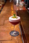Добре вишуканий коктейль, приготований горілкою та фруктами пристрасті в барі — стокове фото