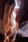 Живописный пейзаж узкого и глубокого слот-каньона, освещенный дневным светом, размещенный в Каньоне Антилопы в Америке — стоковое фото