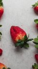 Vista superior de la cosecha de la pila de fresas frescas servidas en la mesa en la cocina - foto de stock