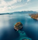 Dall'alto vista aerea mozzafiato dell'isola in lago calmo con acqua turchese situato in altopiani — Foto stock